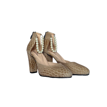 Load image into Gallery viewer, Taupe Pearl Pump